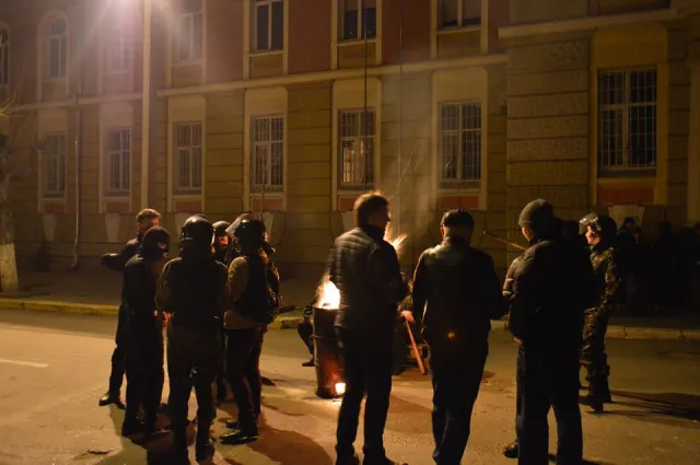 В Івано-Франківську громадськість заблокувала вулицю Сахарова, а також блокує роботу обласного МВС (Фоторепортаж) — фото 1