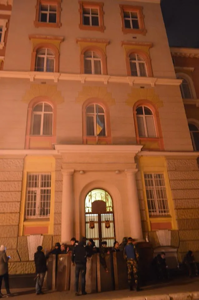 В Івано-Франківську громадськість заблокувала вулицю Сахарова, а також блокує роботу обласного МВС (Фоторепортаж) — фото 2