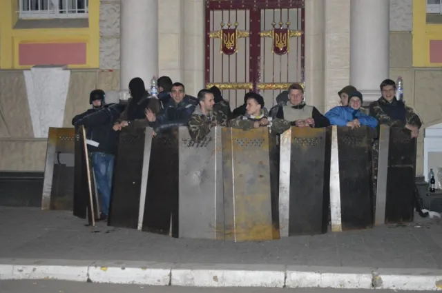 В Івано-Франківську громадськість заблокувала вулицю Сахарова, а також блокує роботу обласного МВС (Фоторепортаж) — фото 3