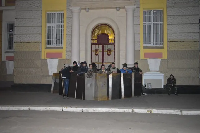 В Івано-Франківську громадськість заблокувала вулицю Сахарова, а також блокує роботу обласного МВС (Фоторепортаж) — фото 4