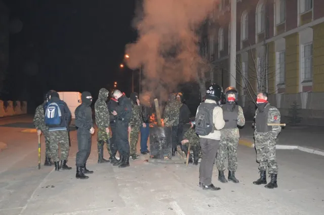 В Івано-Франківську громадськість заблокувала вулицю Сахарова, а також блокує роботу обласного МВС (Фоторепортаж) — фото 5