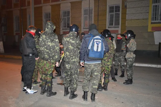 В Івано-Франківську громадськість заблокувала вулицю Сахарова, а також блокує роботу обласного МВС (Фоторепортаж) — фото 6