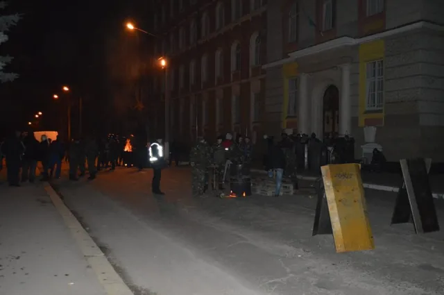 В Івано-Франківську громадськість заблокувала вулицю Сахарова, а також блокує роботу обласного МВС (Фоторепортаж) — фото 8