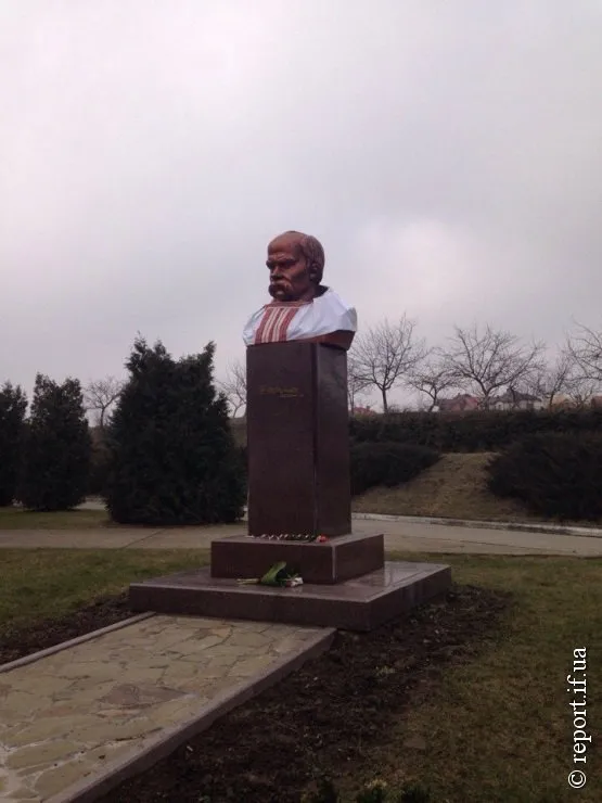 Іванофранківці одягнули Шевченка у вишиванку (Фоторепортаж) — фото 1