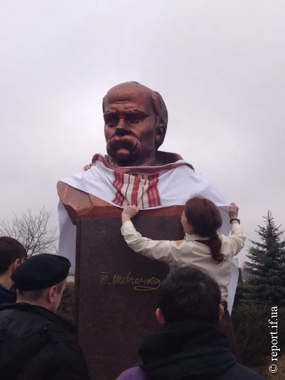 Іванофранківці одягнули Шевченка у вишиванку (Фоторепортаж) — фото 3
