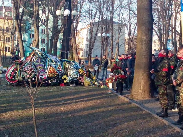 Понад сто активістів «Правого сектору» помолилися на могилі Героя Романа Гурика (Фоторепортаж) — фото 2