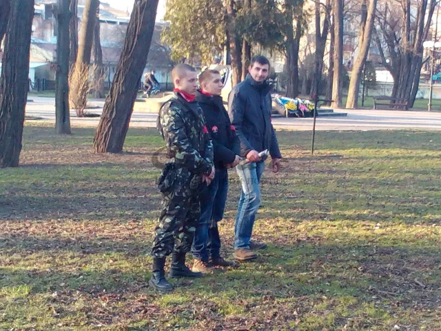 Понад сто активістів «Правого сектору» помолилися на могилі Героя Романа Гурика (Фоторепортаж) — фото 3