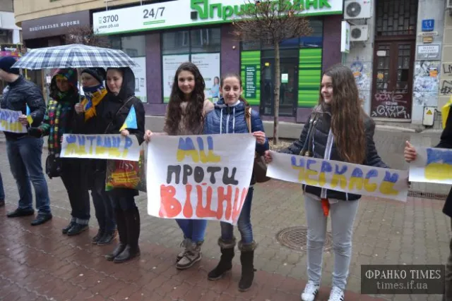 Студенти Івано-Франківська вийшли на акцію за єдину Україну (Фоторепортаж) + (Відео) — фото 3