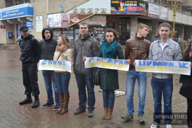 Студенти Івано-Франківська вийшли на акцію за єдину Україну (Фоторепортаж) + (Відео) — фото 7
