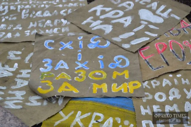 В Івано-Франківську пройшла акція «Ми за мир!» (Фоторепортаж) — фото 2