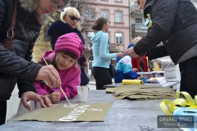 В Івано-Франківську пройшла акція «Ми за мир!» (Фоторепортаж) — фото 3