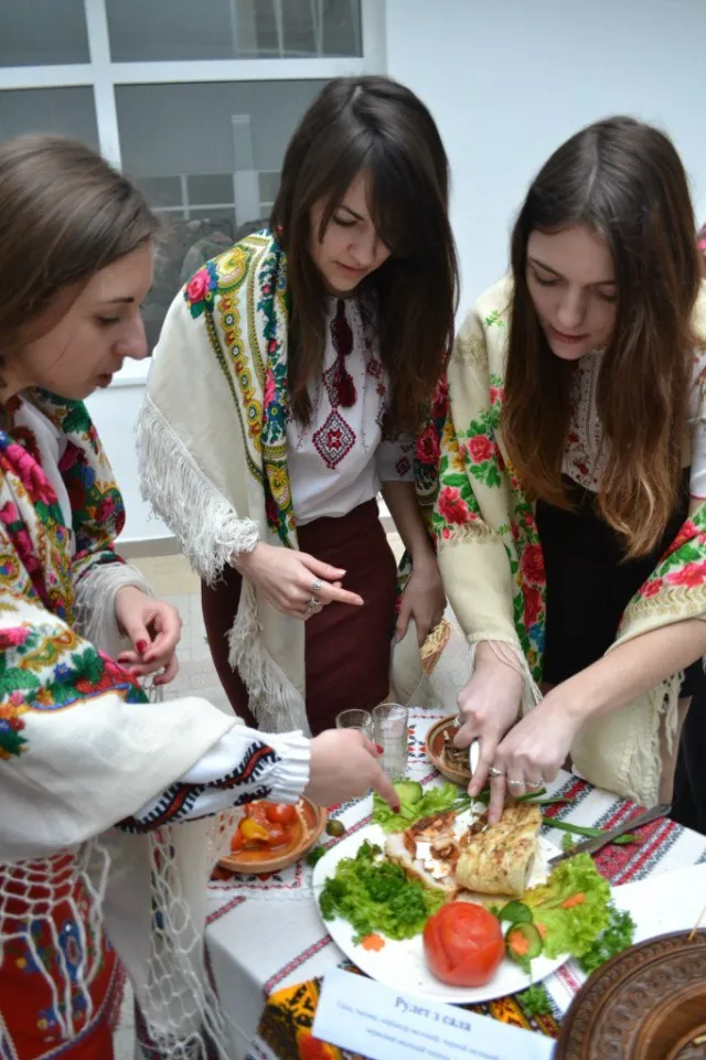 В Прикарпатському університеті імені Василя Стефаника відбувся Тренінг-перформенс: «Сучасна українська етно-кухня» (Фоторепортаж) — фото 2