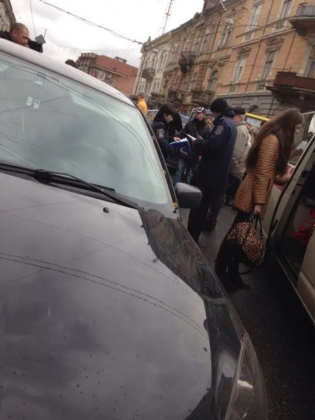 В центрі Івано-Франківська, водій збив на тротуарі трьох дівчат (Фоторепортаж) — фото 6
