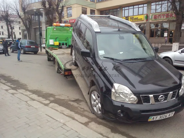 Перед будівлею ОДА, п'яний водій на джипі наїхав на кількох людей та форсував перед палаткою «Правого сектору» (Відео) — фото 1