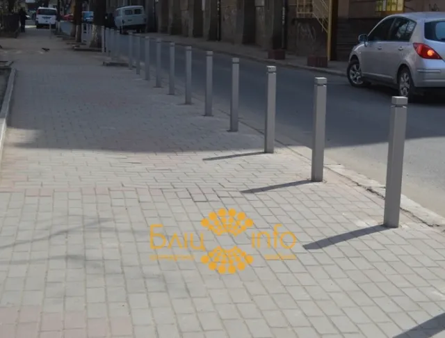 Для встановлення антипаркувальних стовпчиків на тротуарах, потрібно 300 тисяч гривень (Фоторепортаж) — фото 1