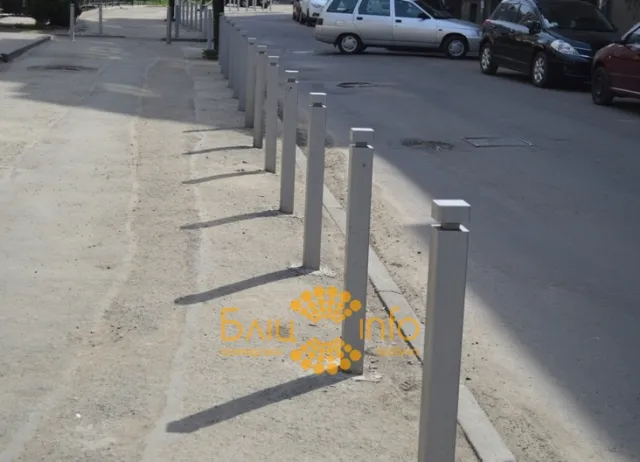 Для встановлення антипаркувальних стовпчиків на тротуарах, потрібно 300 тисяч гривень (Фоторепортаж) — фото 6
