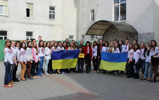 В Івано-Франківську школярі закликають до об'єднання України (Фото) — фото 2