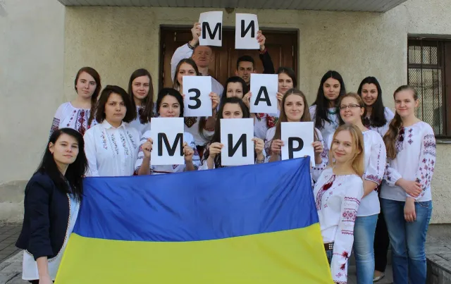 В Івано-Франківську школярі закликають до об'єднання України (Фото) — фото 3