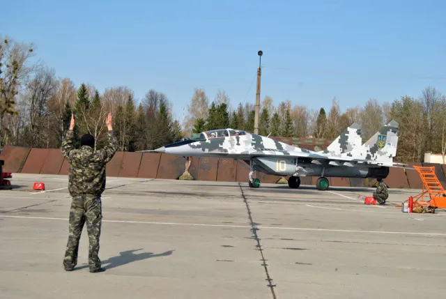 Військовослужбовці 114-ї Івано-Франківської бригади тактичної авіації провели чергову льотну зміну (Фоторепортаж) — фото 1