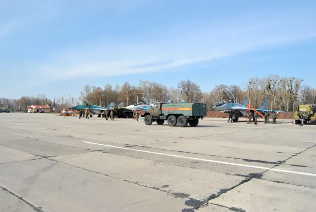 Військовослужбовці 114-ї Івано-Франківської бригади тактичної авіації провели чергову льотну зміну (Фоторепортаж) — фото 3