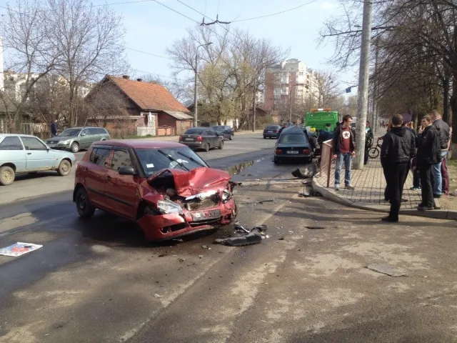 В Івано-Франківську сталося жахливе зіткнення двох легкових автомобілів (Фоторепортаж) — фото 2