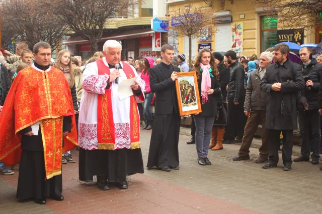 В Івано-Франківську відбулася щорічна загальноміська екуменічна Хресна дорога (Фоторепортаж) — фото 3