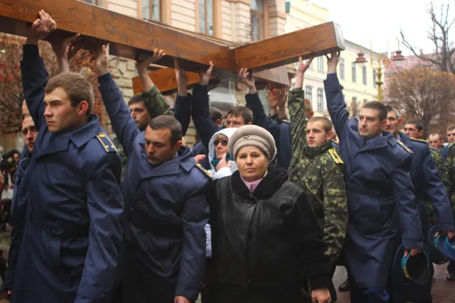 В Івано-Франківську відбулася щорічна загальноміська екуменічна Хресна дорога (Фоторепортаж) — фото 9