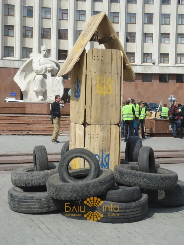Перед адмінбудівлею встановили «стовп ганьби» (Фоторепортаж) — фото 1