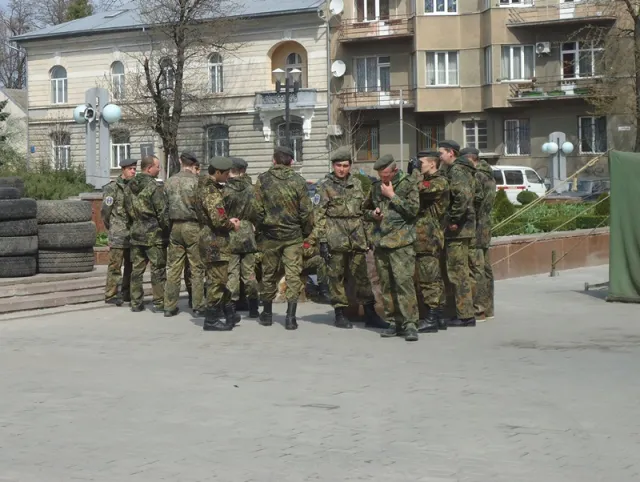 Перед адмінбудівлею встановили «стовп ганьби» (Фоторепортаж) — фото 2