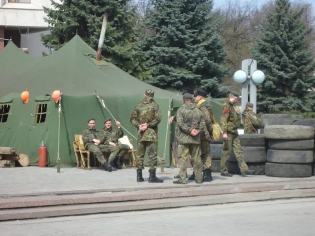 Перед адмінбудівлею встановили «стовп ганьби» (Фоторепортаж) — фото 3