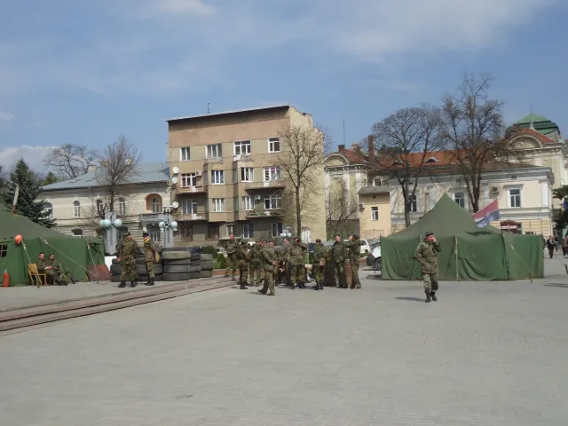 Перед адмінбудівлею встановили «стовп ганьби» (Фоторепортаж) — фото 4