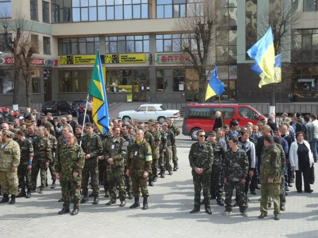Перед адмінбудівлею встановили «стовп ганьби» (Фоторепортаж) — фото 5