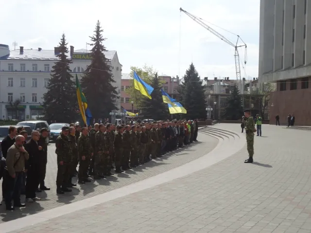 Перед адмінбудівлею встановили «стовп ганьби» (Фоторепортаж) — фото 6