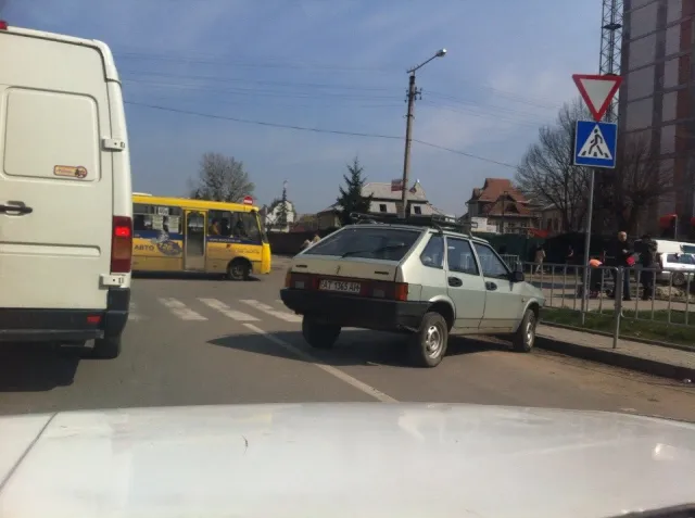 Підбірка фотографій «найкращих» авторагулів Івано-Франківська за останній тиждень (Фоторепортаж) — фото 5