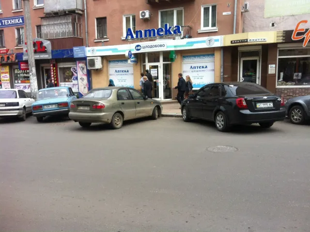 Підбірка фотографій «найкращих» авторагулів Івано-Франківська за останній тиждень (Фоторепортаж) — фото 9