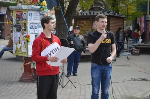 У центрі Івано-Франківська провели театралізовану акцію «Стоп-сепаратисти» (Фоторепортаж) — фото 4