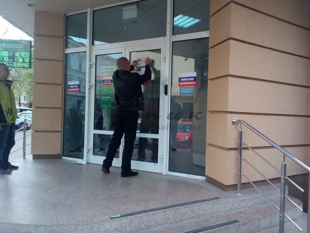 В Івано-Франківську активісти заклеїли вітрини російських банків (Фото) — фото 2