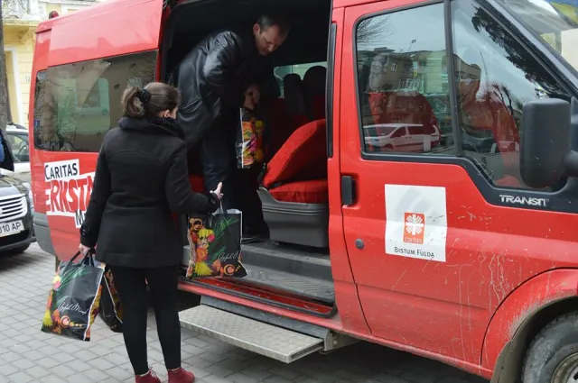 В Івано-Франківську переселенцям зі Сходу та Криму вручили великодні кошики (Фоторепортаж) — фото 1