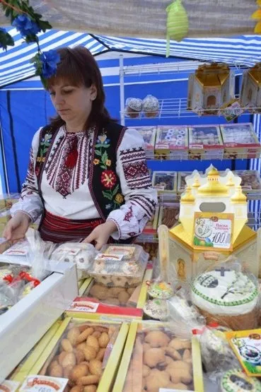 На площі Ринок в Івано-Франківську розпочав роботу традиційний передвеликодній ярмарок (Фоторепортаж) — фото 2