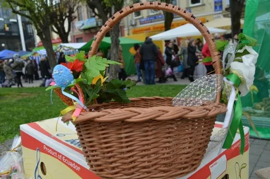 На площі Ринок в Івано-Франківську розпочав роботу традиційний передвеликодній ярмарок (Фоторепортаж) — фото 7