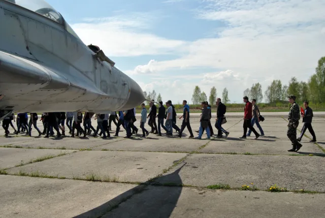 Близько сотні учнів Івано-Франківська, побували у авіаторів (Фоторепортаж) — фото 1