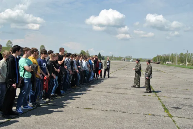 Близько сотні учнів Івано-Франківська, побували у авіаторів (Фоторепортаж) — фото 2