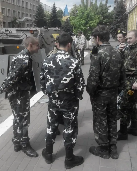 Нового керівника Івано-Франківського УМВС зустрічатимуть БТРом і щитами (Фото) — фото 1