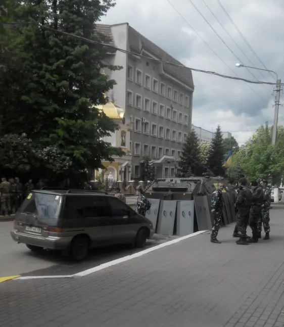 Нового керівника Івано-Франківського УМВС зустрічатимуть БТРом і щитами (Фото) — фото 2
