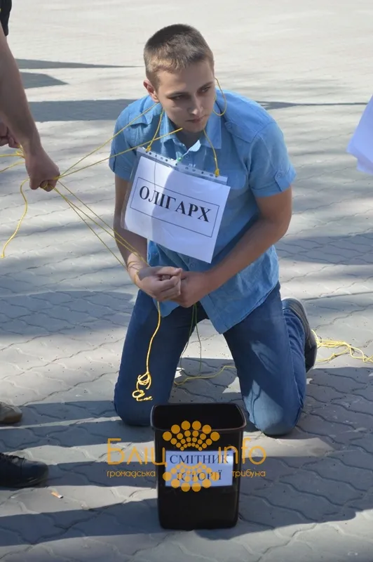 В Івано-Франківську пов’язали й поставили на коліна «олігарха» (Фоторепортаж) — фото 2