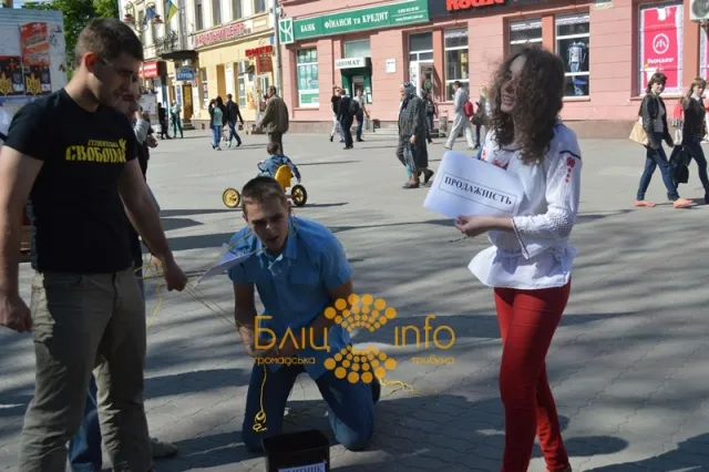 В Івано-Франківську пов’язали й поставили на коліна «олігарха» (Фоторепортаж) — фото 3