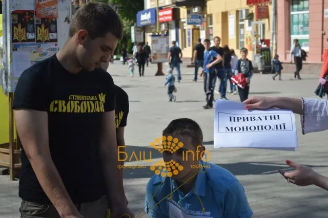 В Івано-Франківську пов’язали й поставили на коліна «олігарха» (Фоторепортаж) — фото 6