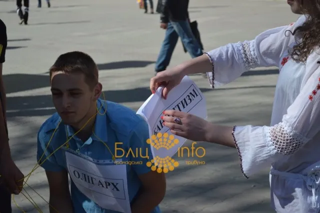 В Івано-Франківську пов’язали й поставили на коліна «олігарха» (Фоторепортаж) — фото 7