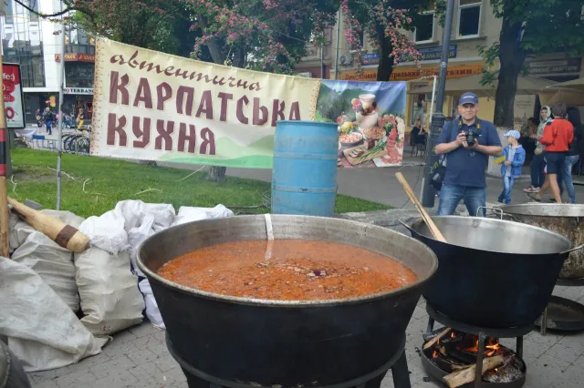 На День міста в Івано-Франківську зварили рекордний борщ – 280 літрів (Фоторепортаж) — фото 2