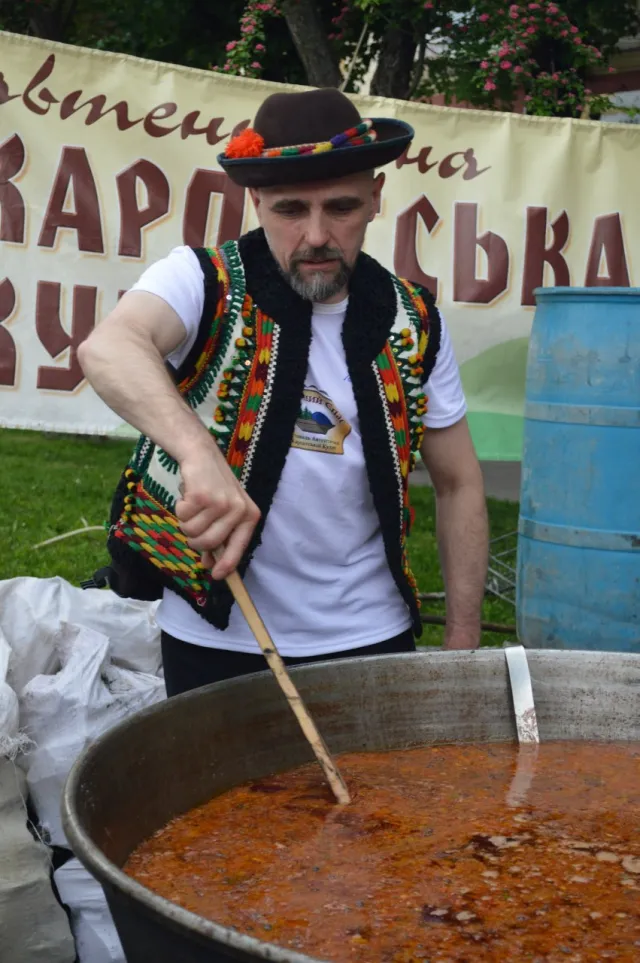 На День міста в Івано-Франківську зварили рекордний борщ – 280 літрів (Фоторепортаж) — фото 3
